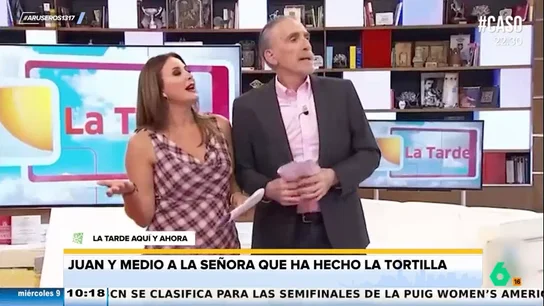 Juan y Medio, a la señora del público que ha llevado una tortilla:"¿La tuya es la quemada o la otra?" Juan y Medio, a la señora del público que ha llevado una tortilla:"¿La tuya es la quemada o la otra?"