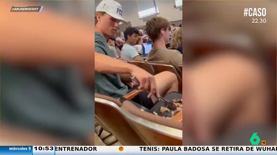 Un joven sorprende a toda su clase haciendo una barbacoa mientras su profesora habla Un joven sorprende a toda su clase haciendo una barbacoa mientras su profesora habla