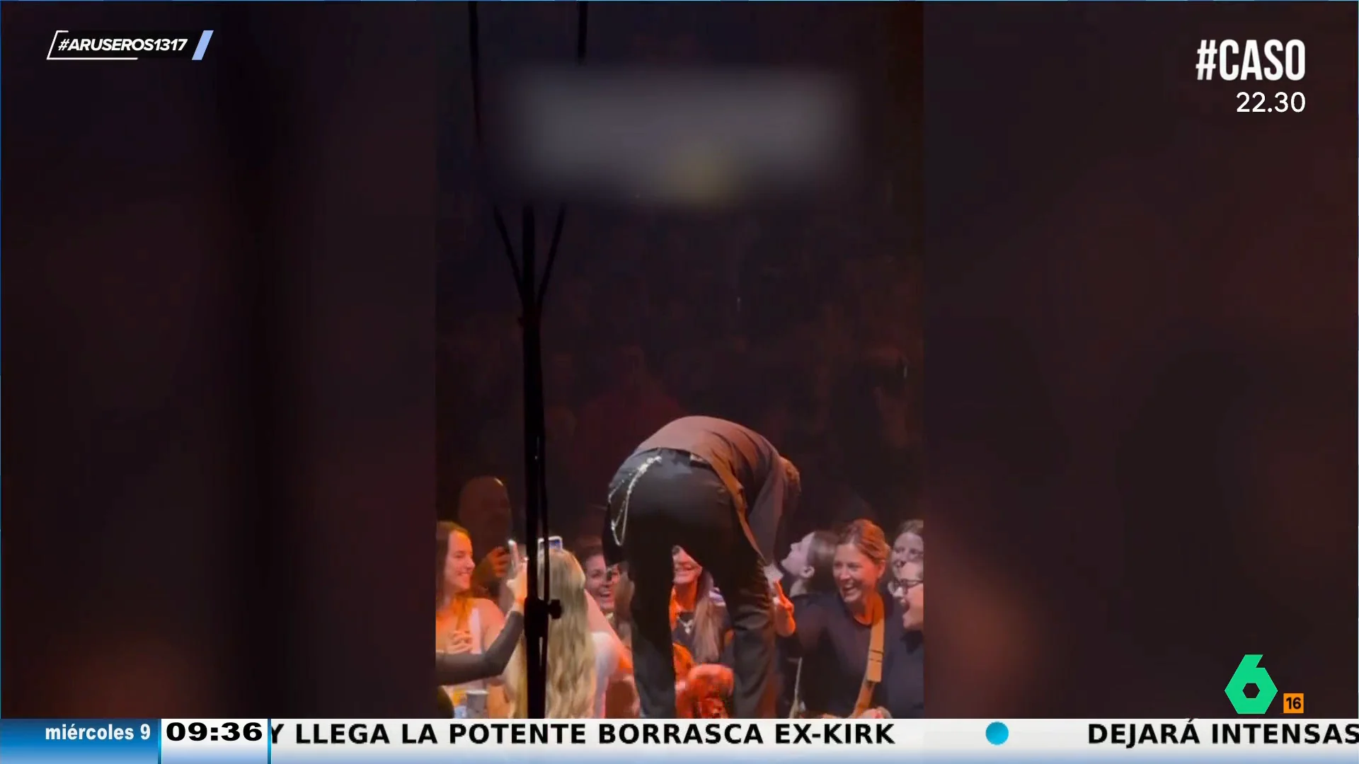 Justin Timberlake canta al oído de una fan durante un concierto y no se entera porque está con el móvil