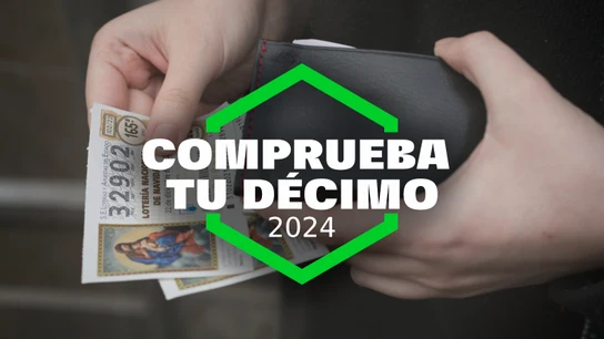 Comprueba tu décimo de la Lotería de Navidad de 2024 con el Lotómetro de laSexta. Una mano saca de su cartera dos décimos de la Lotería de Navidad del 22 de diciembre de 2024.