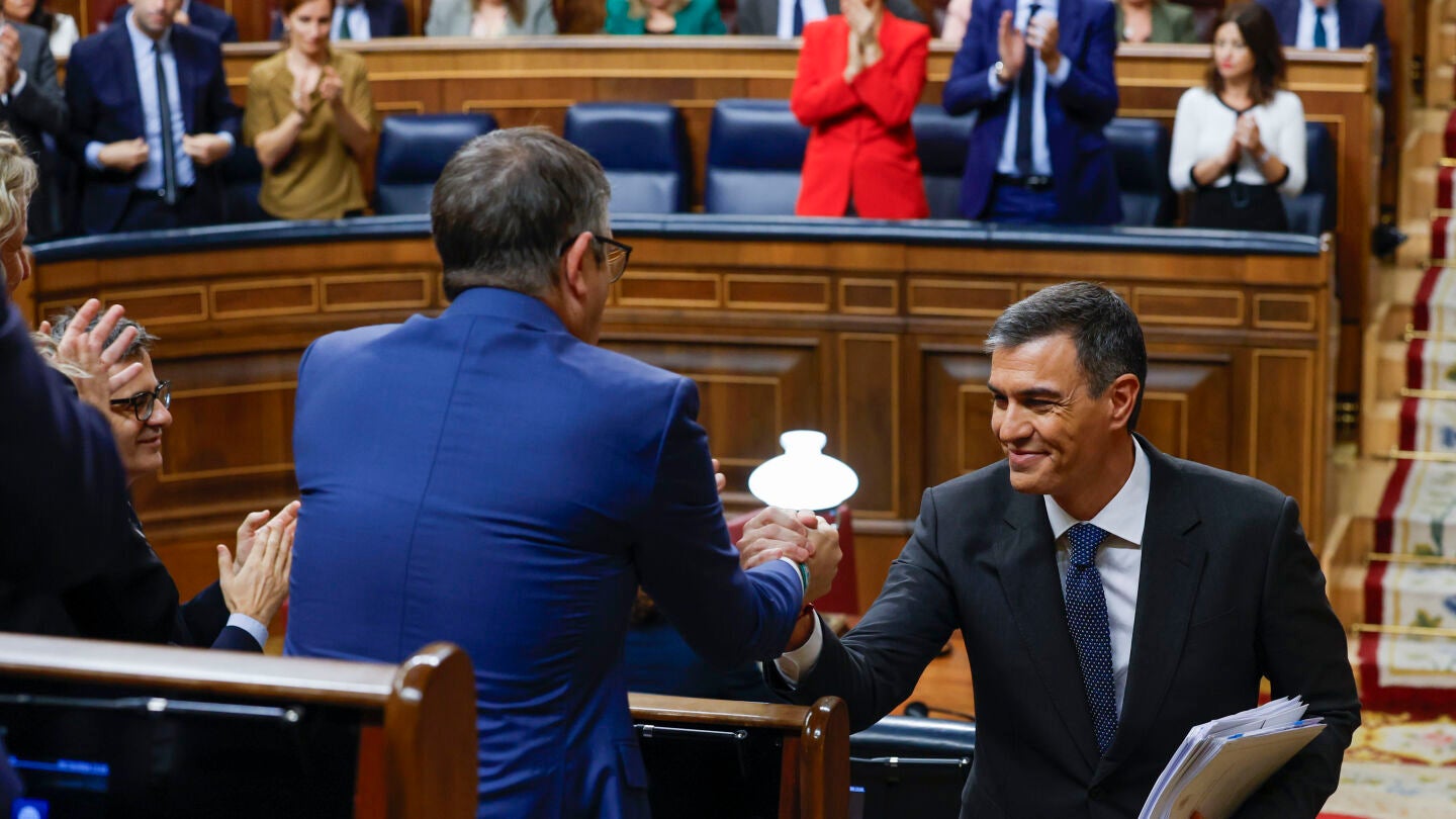 El presidente del Gobierno, Pedro S&aacute;nchez (d) es felicitado por el portavoz socialista Patxi L&oacute;pez (i)