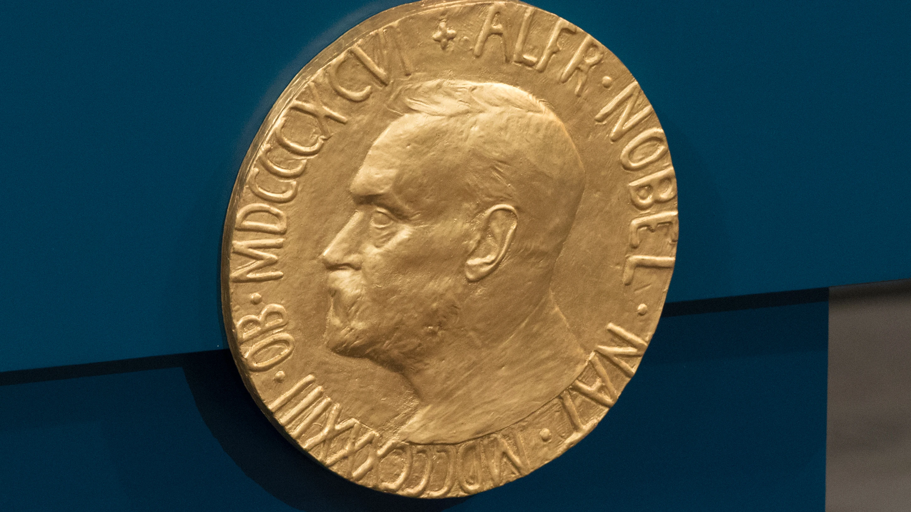 Una placa que representa a Alfred Nobel adorna la pared durante la ceremonia del Premio Nobel de la Paz en el Ayuntamiento de Oslo el 10 de diciembre de 2015 en Oslo, Noruega.