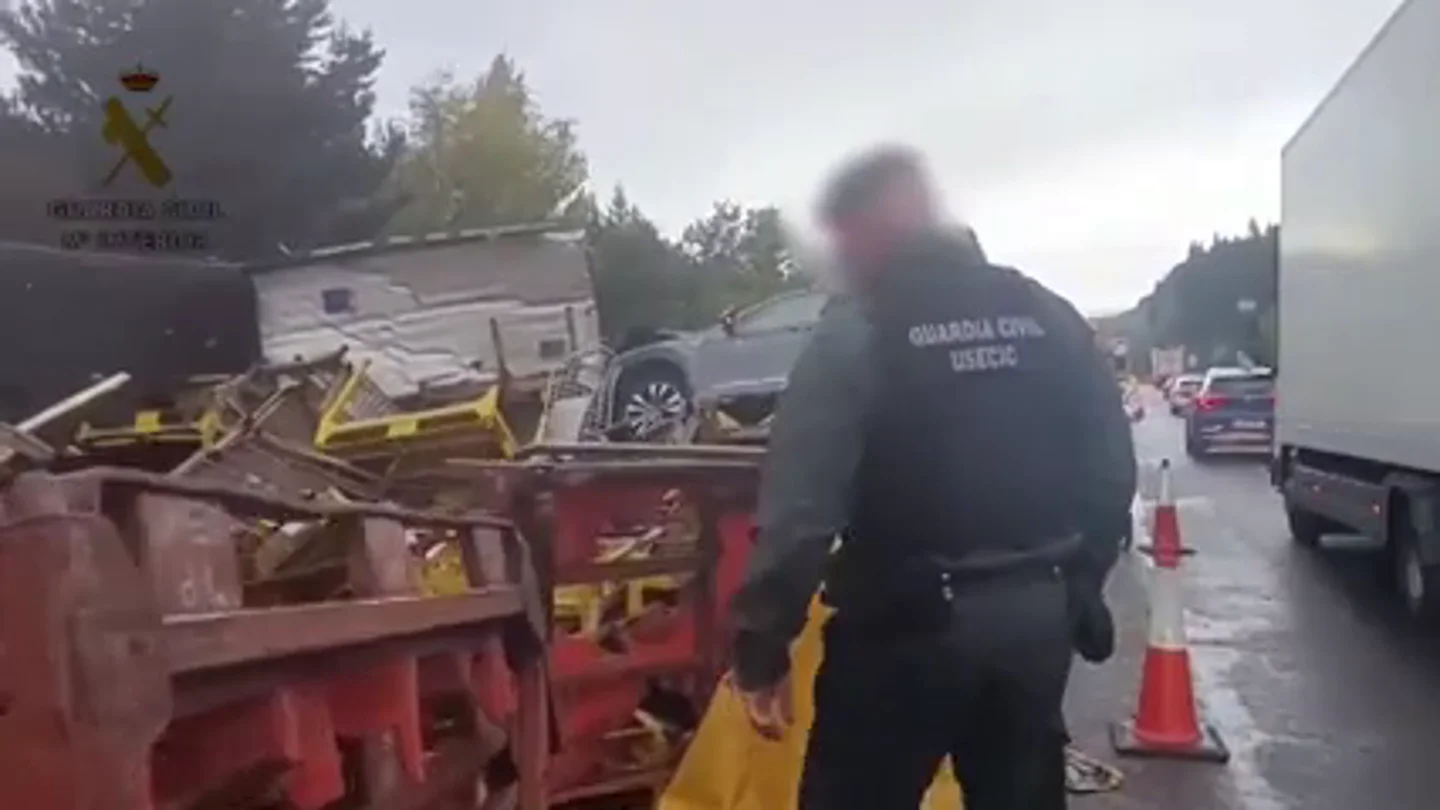 Un camión vuelca en la A-1 y la Guardia Civil intercepta 20 paquetes de cocaína de un kilo Un camión vuelca en la A-1 y la Guardia Civil intercepta 20 paquetes de cocaína de un kilo