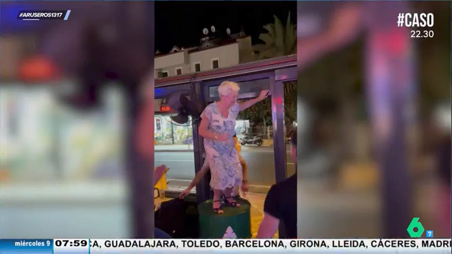 Una anciana sorprende a todos lo jóvenes de un bar con sus pasos de baile encima de un barril Una anciana sorprende a todos lo jóvenes de un bar con sus pasos de baile encima de un barril