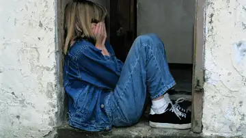 Una joven adolescente se tapa el rostro Una joven adolescente se tapa el rostro