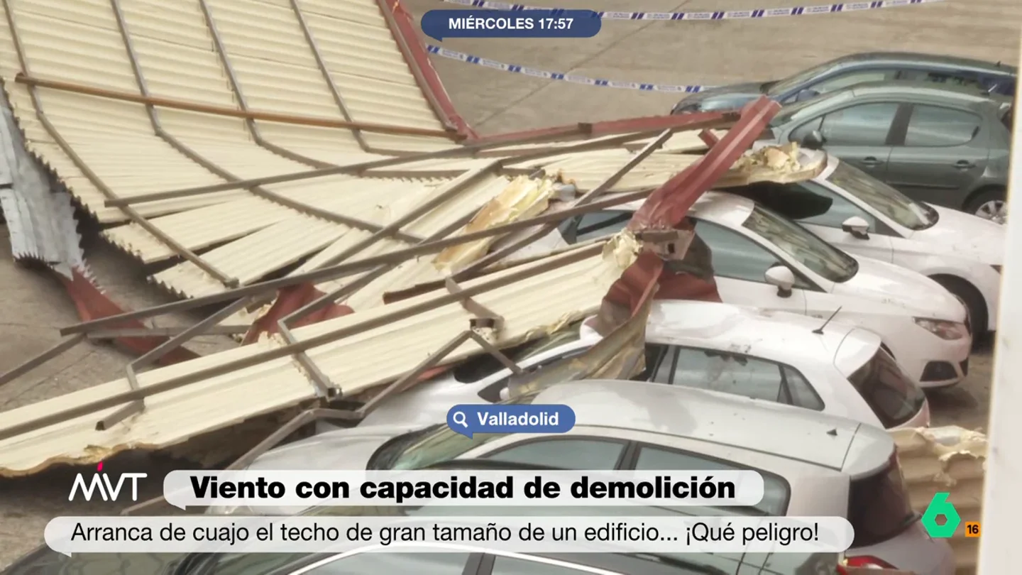 La borrasca Kirk arranca la cubierta de un edificio frente a la estación de trenes de Valladolid La borrasca Kirk arranca la cubierta de un edificio frente a la estación de trenes de Valladolid