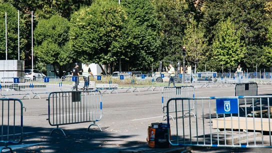 Varias vallas en la Plaza de Neptuno, a 6 de octubre de 2023, en Madrid (España). Tradicionalmente la tribuna real residía en la Plaza de Lima, frente al Santiago Bernabeu, para este año se ubicará en la Fuente Neptuno.  Varias vallas en la Plaza de Neptuno, a 6 de octubre de 2023, en Madrid (España). Tradicionalmente la tribuna real residía en la Plaza de Lima, frente al Santiago Bernabeu, para este año se ubicará en la Fuente Neptuno.