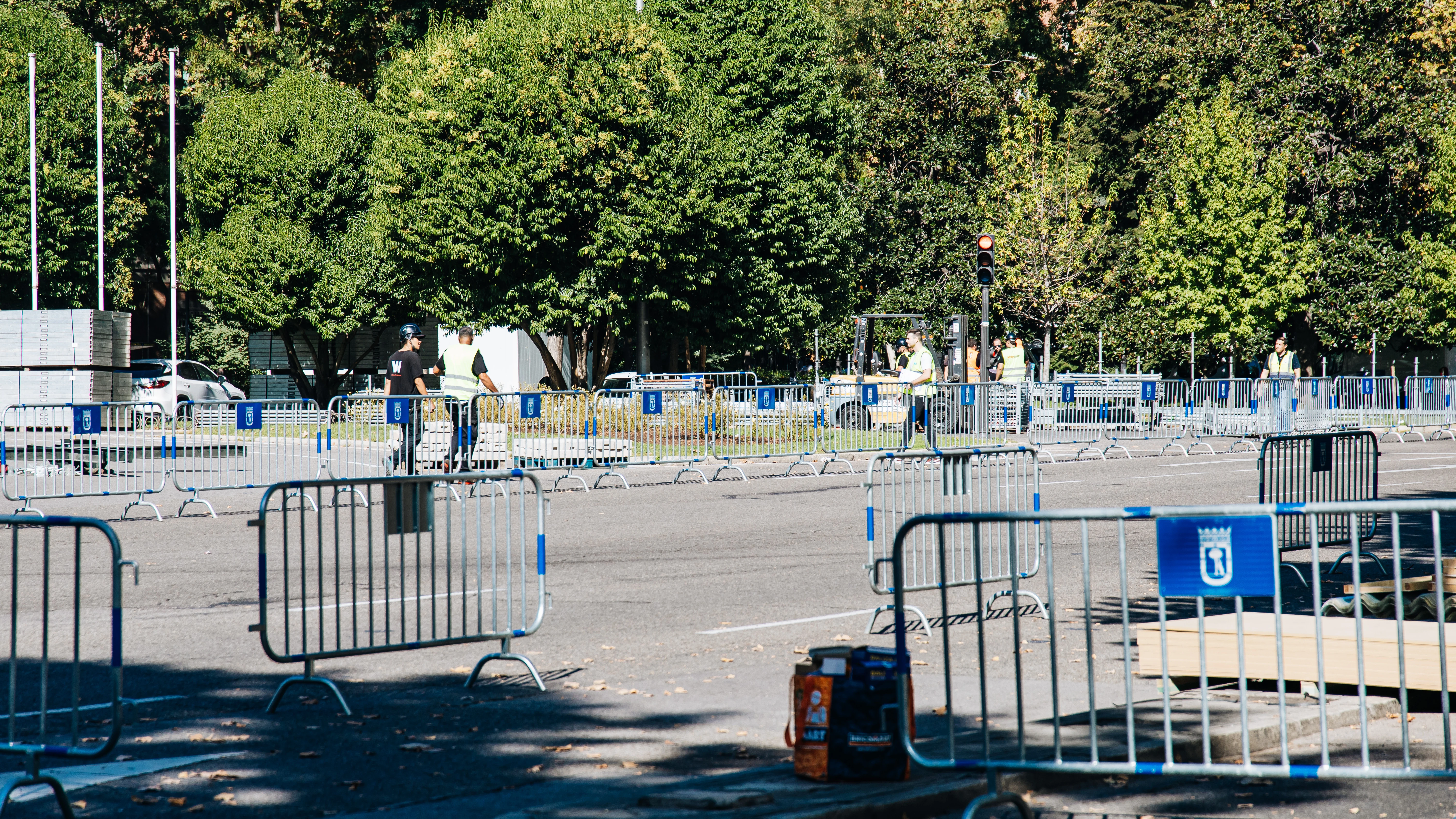 Varias vallas en la Plaza de Neptuno, a 6 de octubre de 2023, en Madrid (España). Tradicionalmente la tribuna real residía en la Plaza de Lima, frente al Santiago Bernabeu, para este año se ubicará en la Fuente Neptuno. 