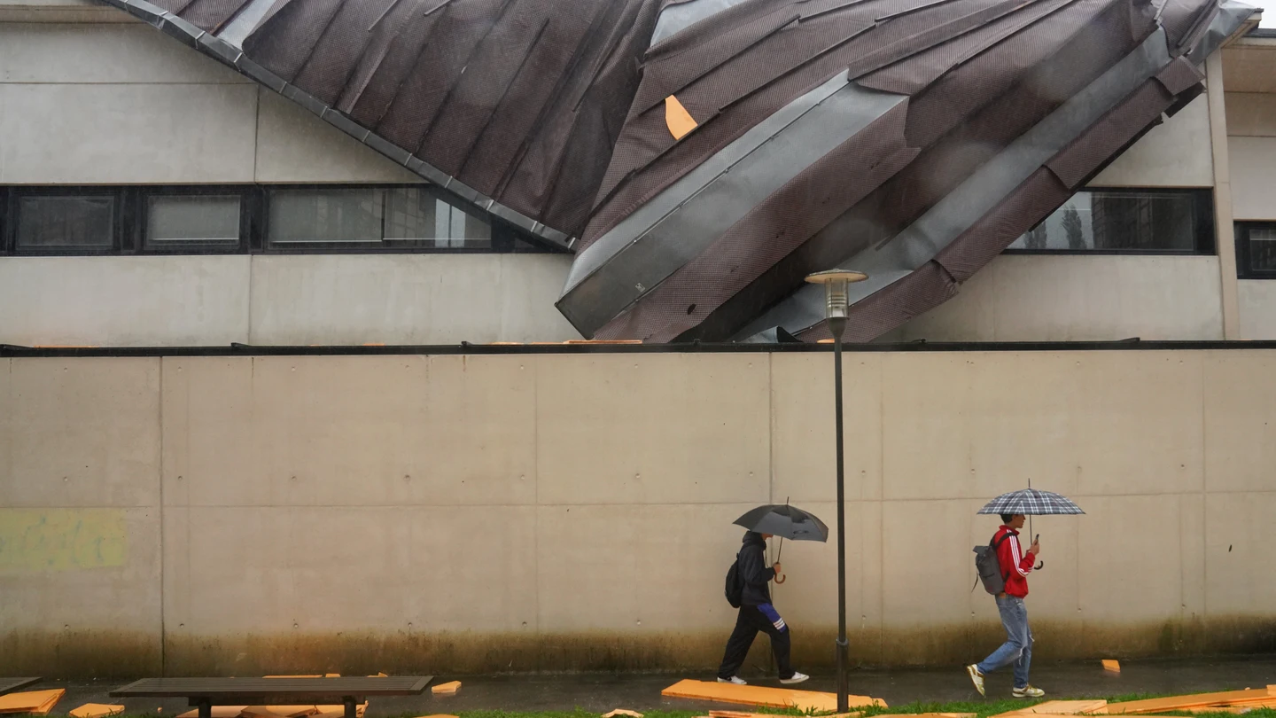Desprendimiento del tejado del Conservatorio de Música, a 9 de octubre de 2024, en Santiago de Compostela, A Coruña, Galicia (España). Desprendimiento del tejado del Conservatorio de Música, a 9 de octubre de 2024, en Santiago de Compostela, A Coruña, Galicia (España).