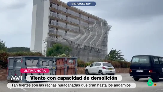 El espectacular derrumbe del andamio de un edificio de ocho plantas en Santoña por el exhuracán 'Kirk' Espectacular imagen en Santoña, donde los vientos huracanados de la borrasca Kirk han arrancado un andamio de la fachada de un edificio de ocho plantas. Joanna Ivars lo analiza en este vídeo y explica las precauciones a tomar.