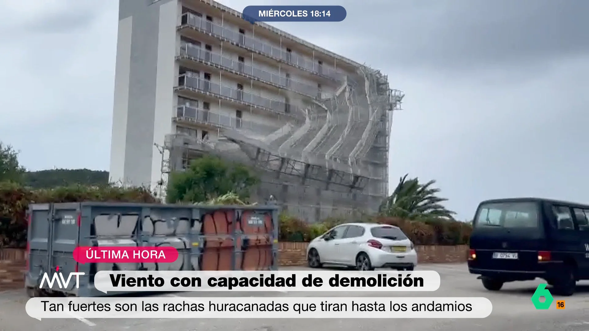 Espectacular imagen en Santoña, donde los vientos huracanados de la borrasca Kirk han arrancado un andamio de la fachada de un edificio de ocho plantas. Joanna Ivars lo analiza en este vídeo y explica las precauciones a tomar.