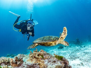 Joven haciendo buceo