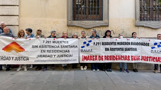 Familiares de los fallecidos en residencias en la primera ola de COVID presentan una denuncia colectiva contra Ayuso Familiares de los fallecidos en residencias en la primera ola de COVID presentan una denuncia colectiva contra Ayuso