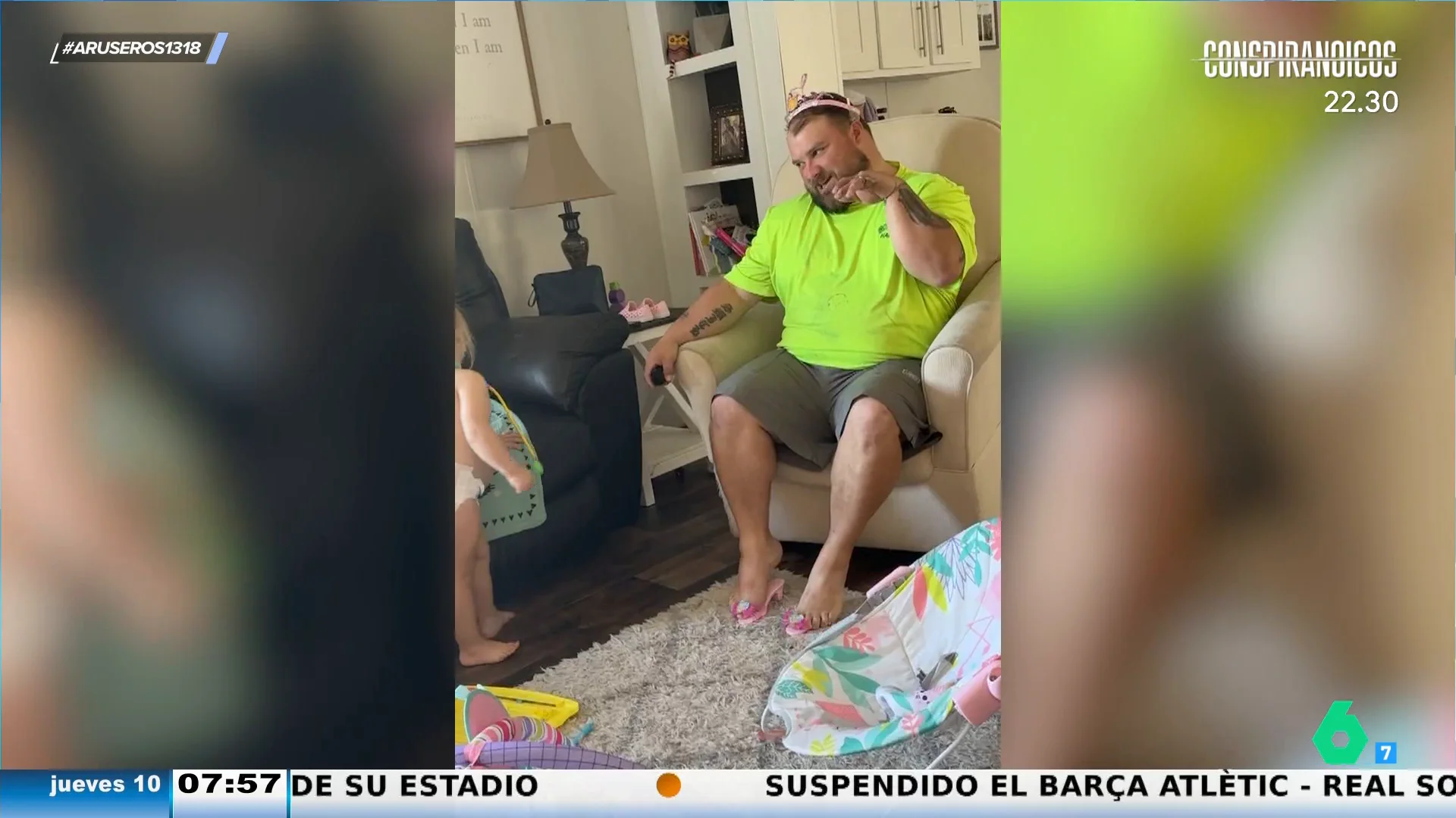 El viral de un papá que quiere ser Cenicienta jugando a las princesas con su hija: "Los zapatitos que se calza"