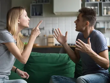 Pareja discutiendo Pareja discutiendo