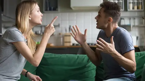 Pareja discutiendo Pareja discutiendo