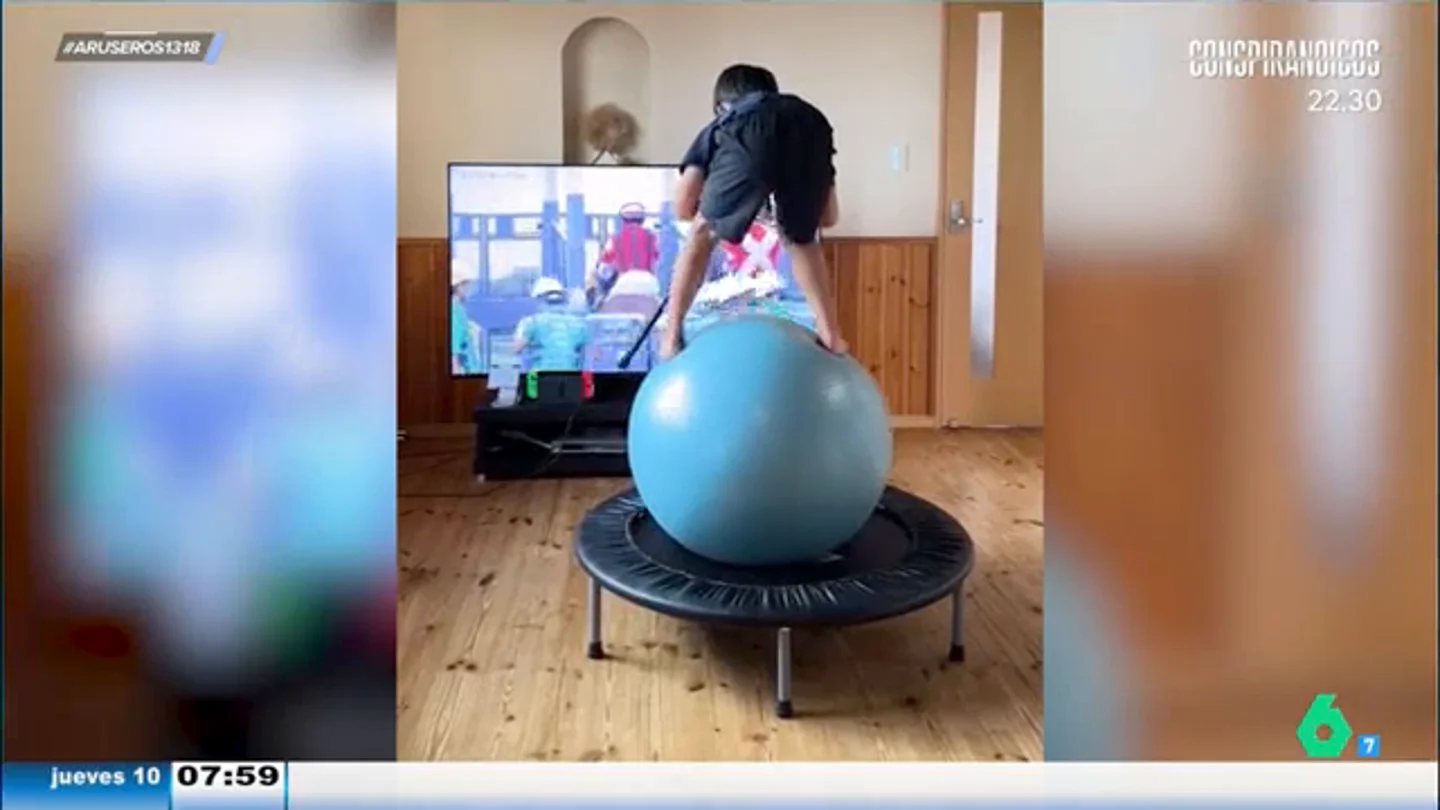 El impresionante vídeo de un niño que sueña con ser jockey: se sube a una fitball de pie como si fuera un caballo El impresionante vídeo de un niño que sueña con ser jockey: se sube a una fitball de pie como si fuera un caballo