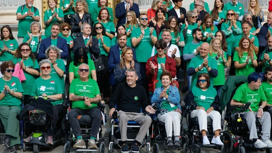 Juan Carlos Unzué, exfutbolista, exentrenador y enfermo del ELA, celebra junto a pacientes de ELA la aprobación de la ley ELA Juan Carlos Unzué, exfutbolista, exentrenador y enfermo del ELA, celebra junto a pacientes de ELA la aprobación de la ley ELA