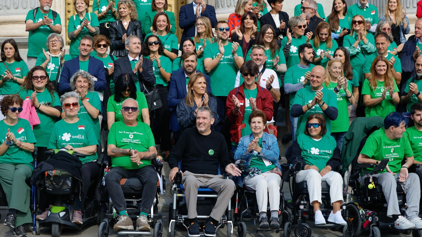 Juan Carlos Unzu&eacute;, exfutbolista, exentrenador y enfermo del ELA, celebra junto a pacientes de ELA la aprobaci&oacute;n de la ley ELA