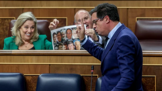 Tellado (PP) hostiga a Óscar López con fotos de las víctimas de ETA Tellado (PP) hostiga a Óscar López con fotos de las víctimas de ETA