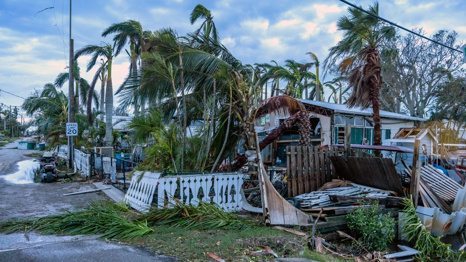 Daños tras el paso del huracán Milton por Bradenton, Florida, EEUU, este jueves