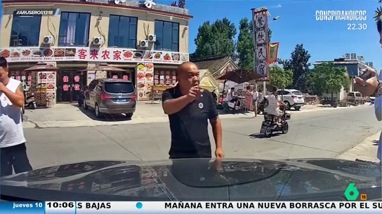 Alfonso Arús alucina al ver cómo unos turistas tienen que "pagar 6 euros por maniobrar" frente al restaurante Alfonso Arús alucina al ver cómo unos turistas tienen que "pagar 6 euros por maniobrar" frente al restaurante