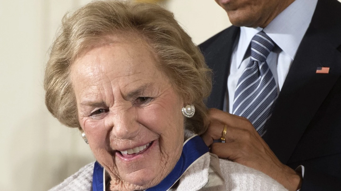 Muere los 96 años Ethel Kennedy, viuda de Robert F. Kennedy y matriarca de la familia Ethel Kennedy siendo condecorada por Barack Obama