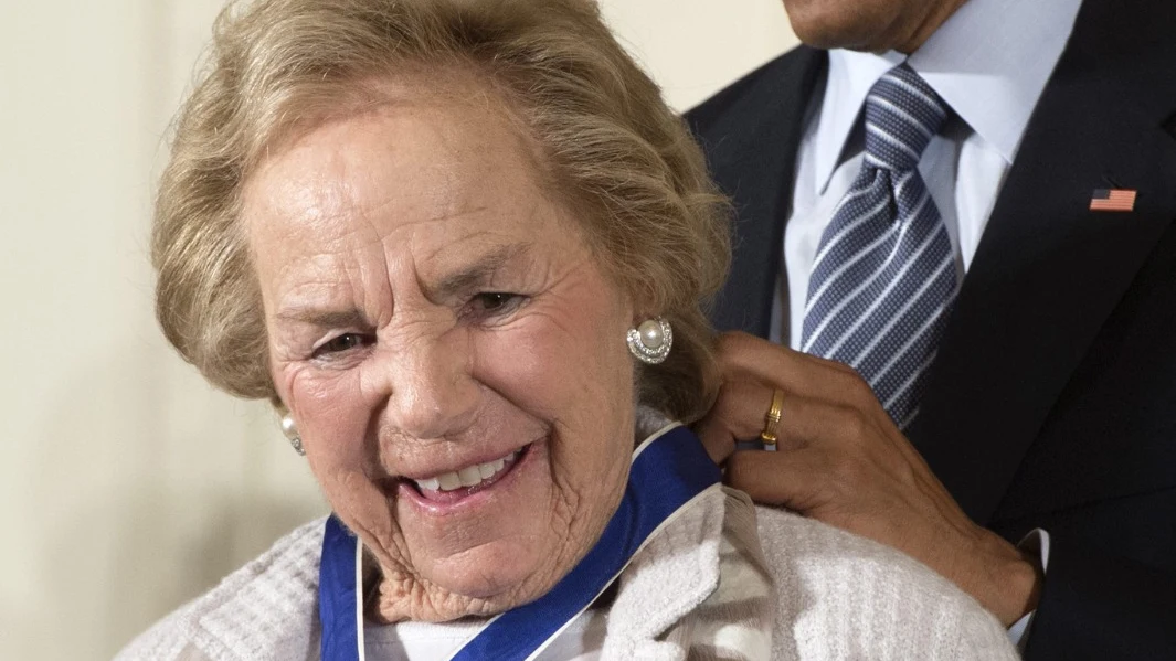 Ethel Kennedy siendo condecorada por Barack Obama
