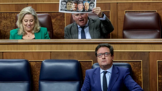 Tellado exhibe una foto de víctimas socialistas de ETA Tellado exhibe una foto de víctimas socialistas de ETA