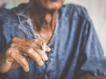 Persona mayor fumando
