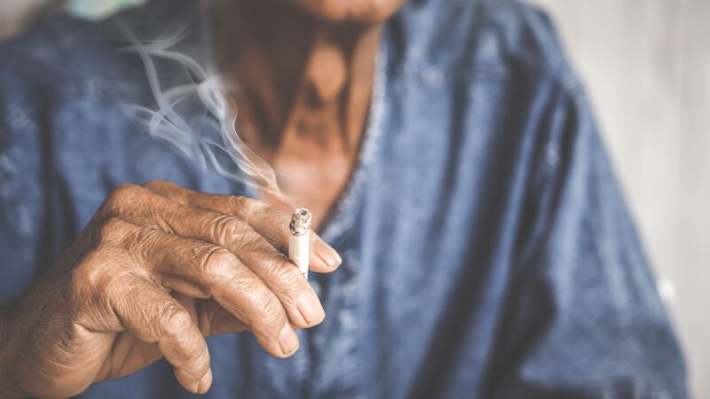 Dejar de fumar a los 75 años puede aumentar la esperanza de vida, según un estudio