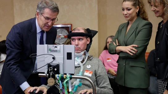 El líder del Partido Popular, Alberto Núñez Feijóo (i), conversa con una persona con ELA en el Congreso de los Diputados este jueves El líder del Partido Popular, Alberto Núñez Feijóo (i), conversa con una persona con ELA en el Congreso de los Diputados este jueves