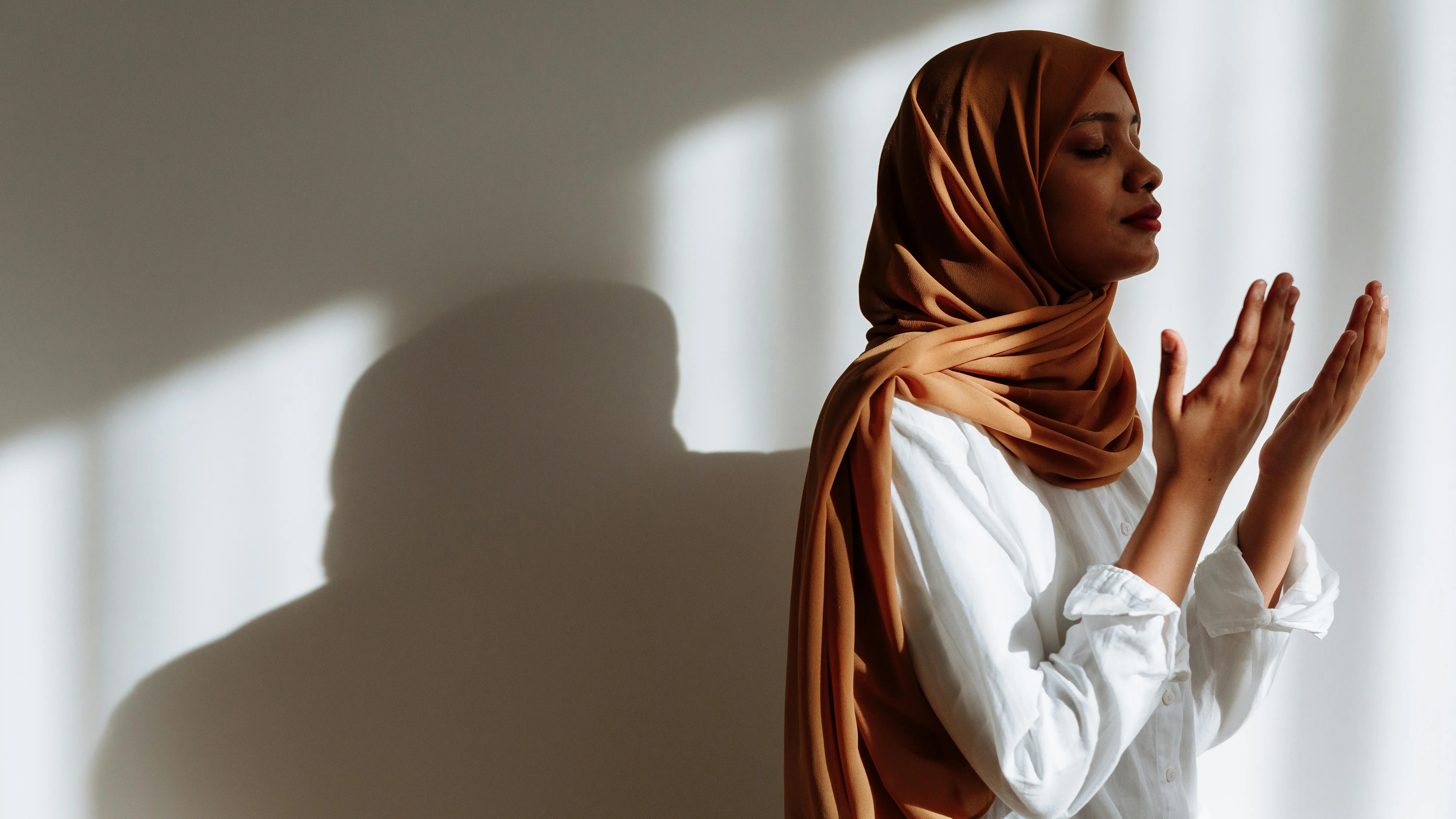 Una mujer hace una súplica a Allah.