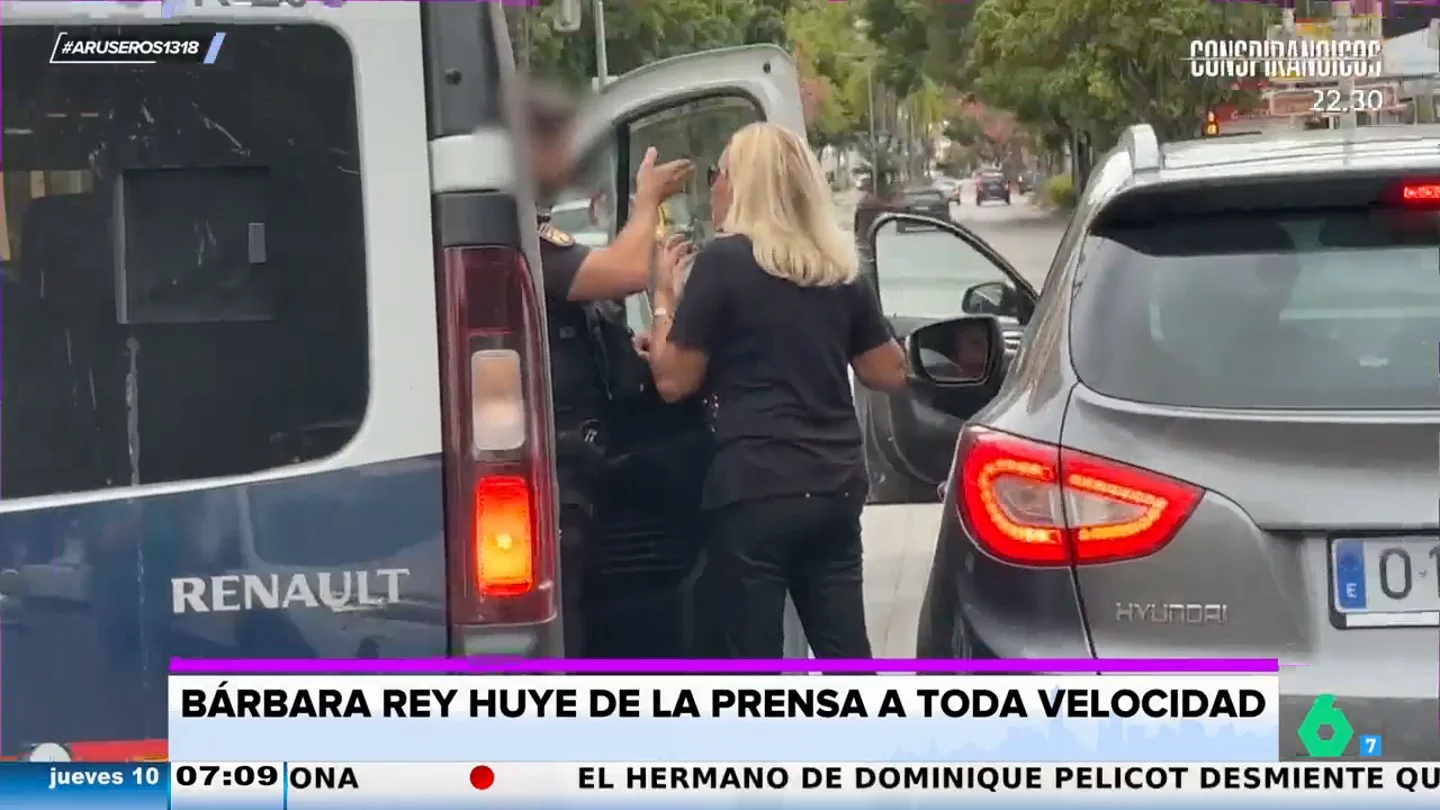 Una reportera, a Bárbara Rey tras huir a gran velocidad y pedir ayuda a un policía: "Es un peligro para todos" Una reportera, a Bárbara Rey tras huir a gran velocidad y pedir ayuda a un policía: "Es un peligro para todos"