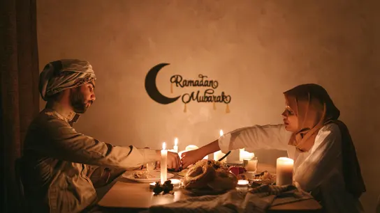 Una pareja comparte una cena en Ramadán. Una pareja comparte una cena en Ramadán.
