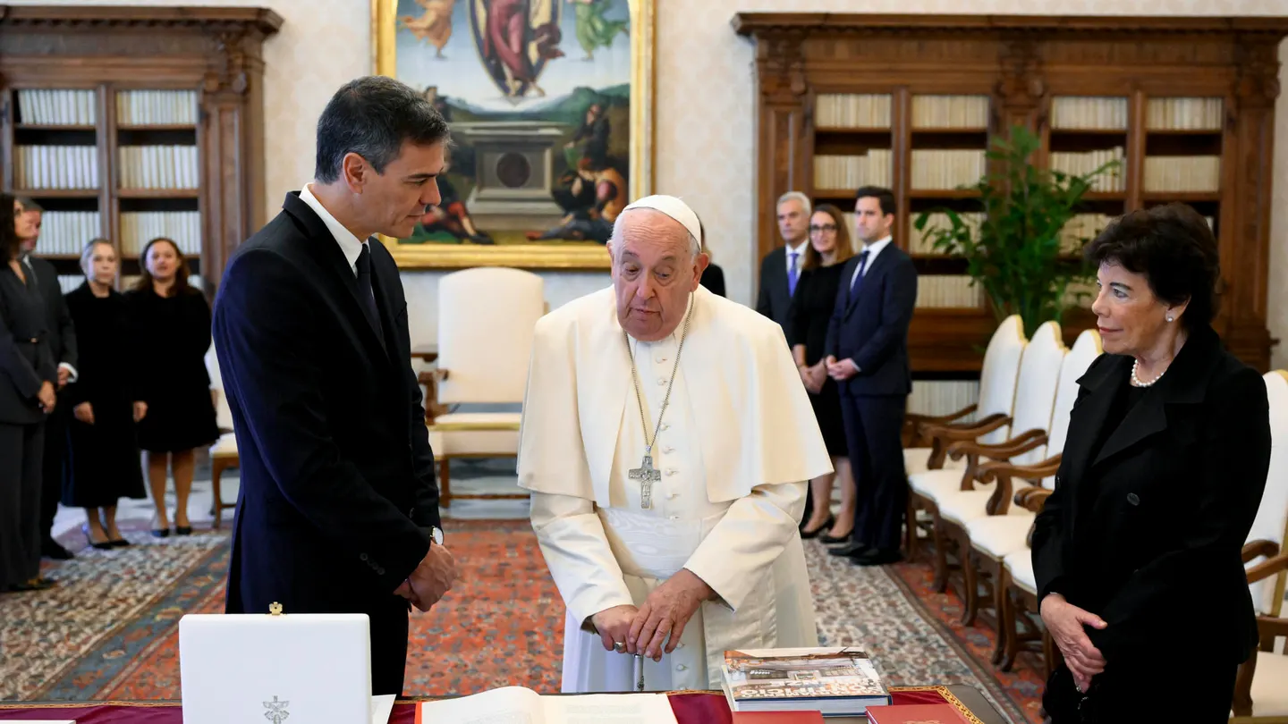 El papa Francisco y Pedro Sánchez junto a la embajadora española en el Vaticano, Isabel Celaá (d) durante su encuentro este viernes. El papa Francisco y Pedro Sánchez junto a la embajadora española en el Vaticano, Isabel Celaá (d) durante su encuentro este viernes.