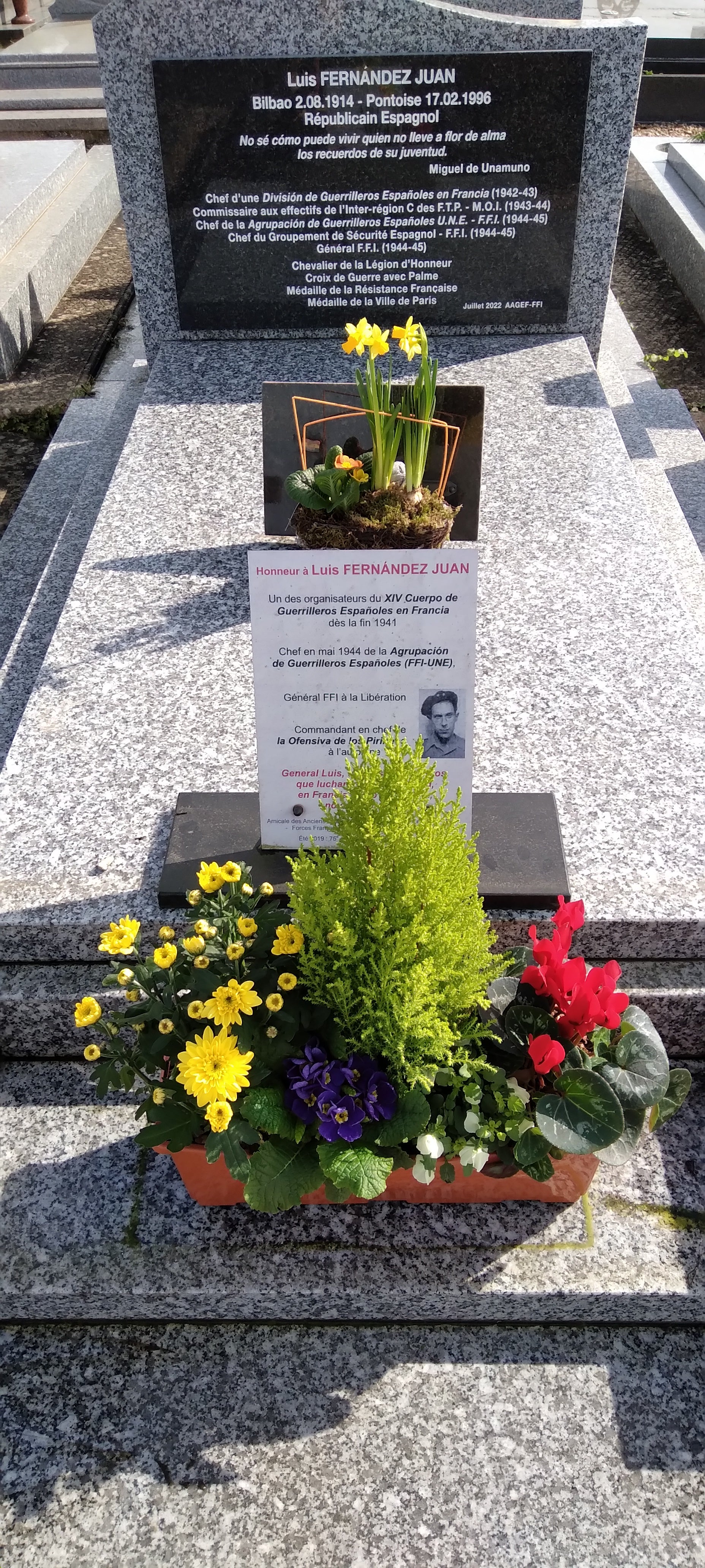 Tumba de Luis Fernández en el cementerio de Pontoise tal y como luce hoy, reubicada y reacondicionada tras la reivindicación de su figura. Tumba de Luis Fernández en el cementerio de Pontoise tal y como luce hoy, reubicada y reacondicionada tras la reivindicación de su figura.