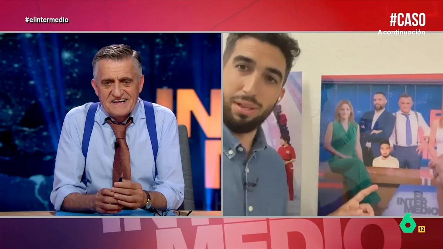 El enfado de Isma Juárez tras ver su foto en el pasillo de El Intermedio: "¿Por qué salgo como si fuera Barrancas?" El reportero reclamó aparecer en la foto de equipo situada en uno de los pasillos cercanos al plató de El Intermedio, por eso el programa ha decidido darle una sorpresa muy especial.