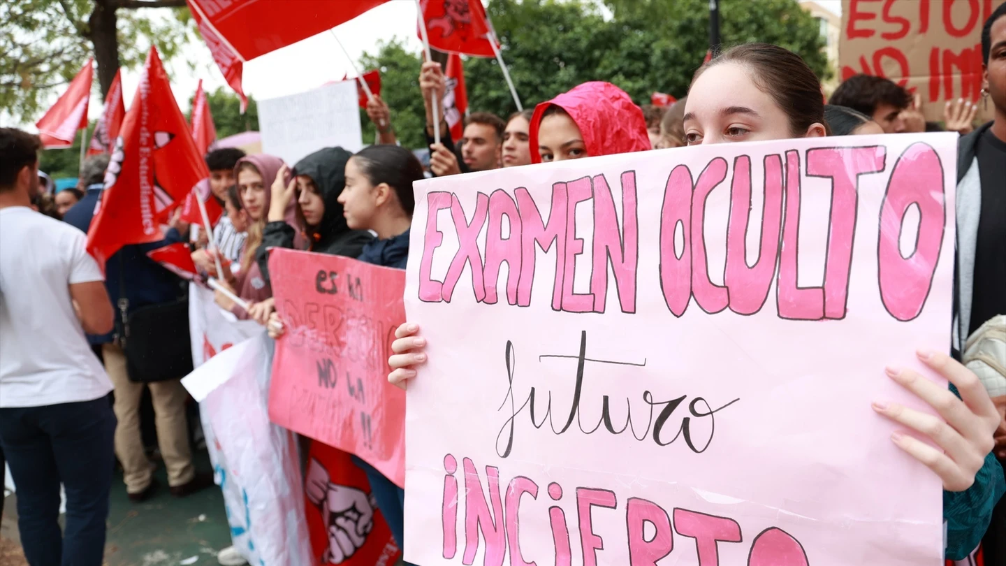 Estudiantes durante la concentración para exigir la publicación de los nuevos modelos de examen de la PAU Estudiantes durante la concentración para exigir la publicación de los nuevos modelos de examen de la PAU