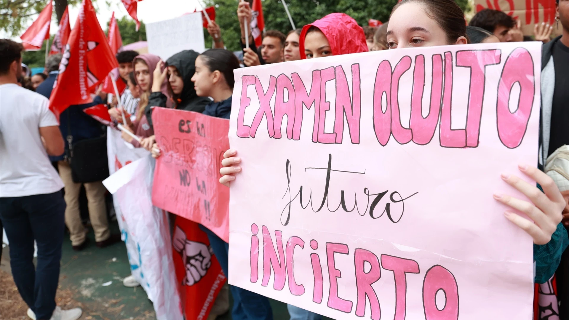 Estudiantes durante la concentración para exigir la publicación de los nuevos modelos de examen de la PAU