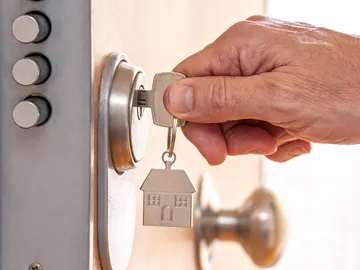 Cerrar la puerta de casa con llave Cerrar la puerta de casa con llave