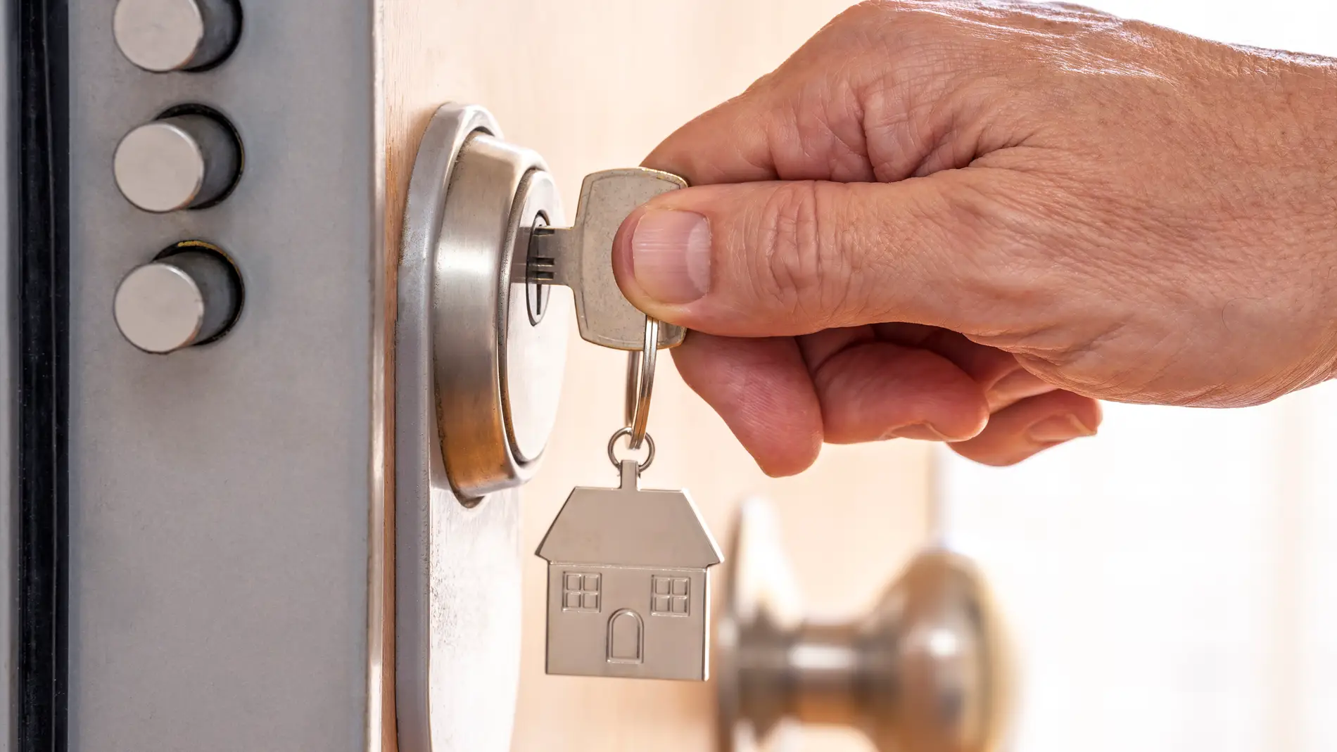 Cerrar la puerta de casa con llave Cerrar la puerta de casa con llave