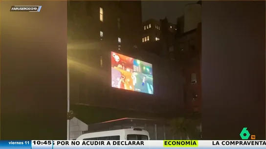 Dos vecinos aprovechan la fachada de una casa para proyectar la partida del Mario Kart Dos vecinos aprovechan la fachada de una casa para proyectar la partida del Mario Kart