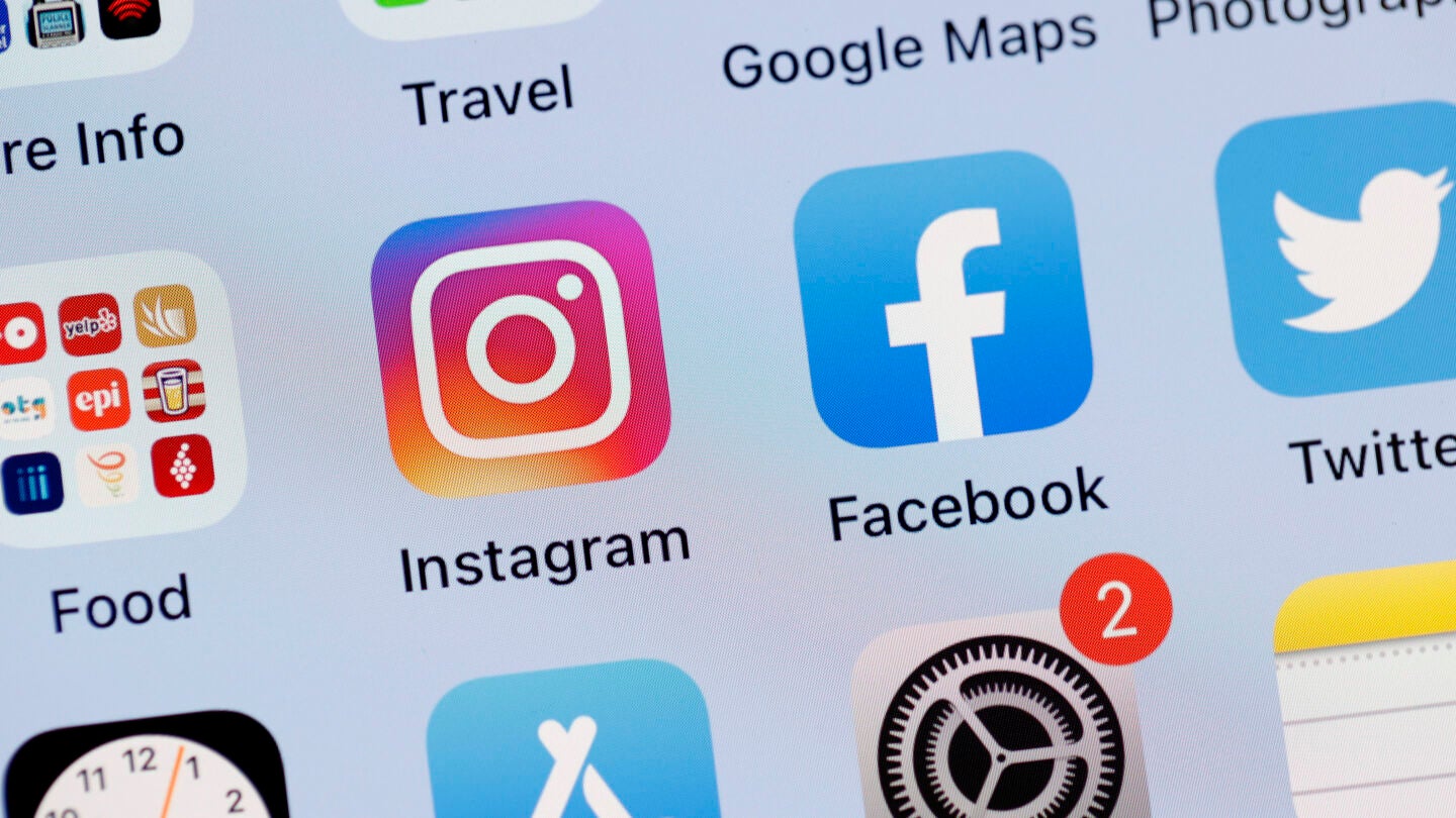 En esta ilustraci&oacute;n fotogr&aacute;fica se ven las aplicaciones Facebook e Instagram en la pantalla de un iPhone.
