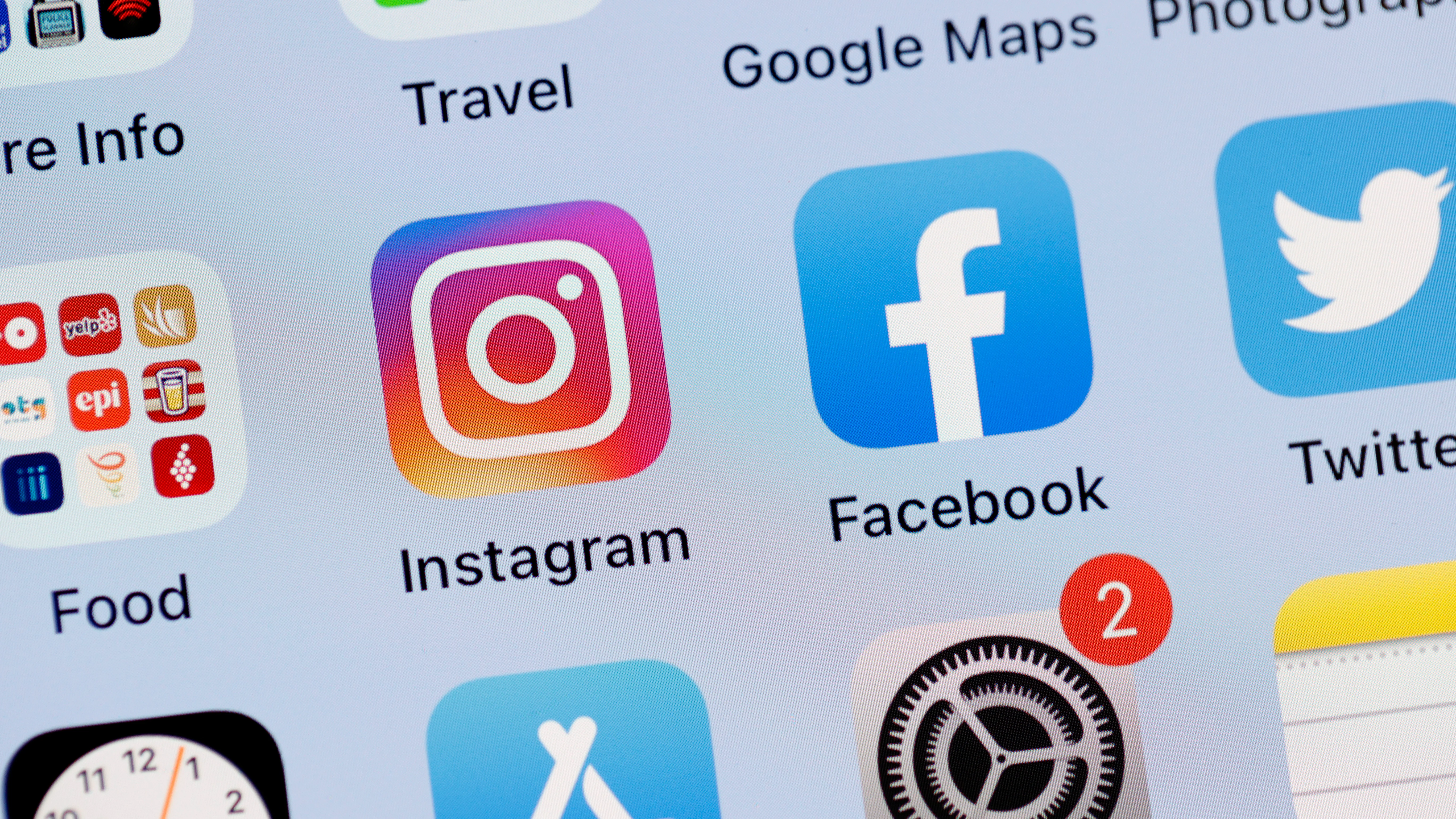 En esta ilustración fotográfica se ven las aplicaciones Facebook e Instagram en la pantalla de un iPhone.