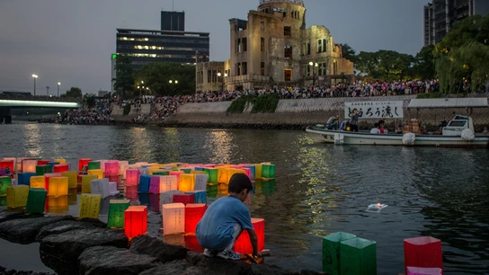 Un niño hace flotar una linterna de papel encendida con velas en el río frente a la Cúpula de la Bomba Atómica durante las actividades del 70 aniversario, conmemorando el bombardeo atómico de Hiroshima en el Parque Memorial de la Paz de Hiroshima el 6 de agosto de 2015 en Hiroshima, Japón.  Un niño hace flotar una linterna de papel encendida con velas en el río frente a la Cúpula de la Bomba Atómica durante las actividades del 70 aniversario, conmemorando el bombardeo atómico de Hiroshima en el Parque Memorial de la Paz de Hiroshima el 6 de agosto de 2015 en Hiroshima, Japón.