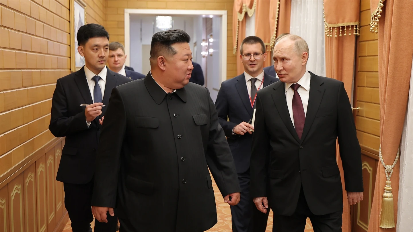 El líder norcoreano Kim Jong-un y el ruso Vladimir Putin se saludan a su llegada a Pyongyang para una visita de Estado. El líder norcoreano Kim Jong-un y el ruso Vladimir Putin se saludan a su llegada a Pyongyang para una visita de Estado.