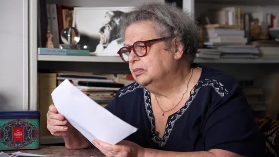 Irène Tenèze muestra al equipo de laSexta Columna los archivos personales de su padre, Luis Fernández. Irène Tenèze muestra al equipo de laSexta Columna los archivos personales de su padre, Luis Fernández.