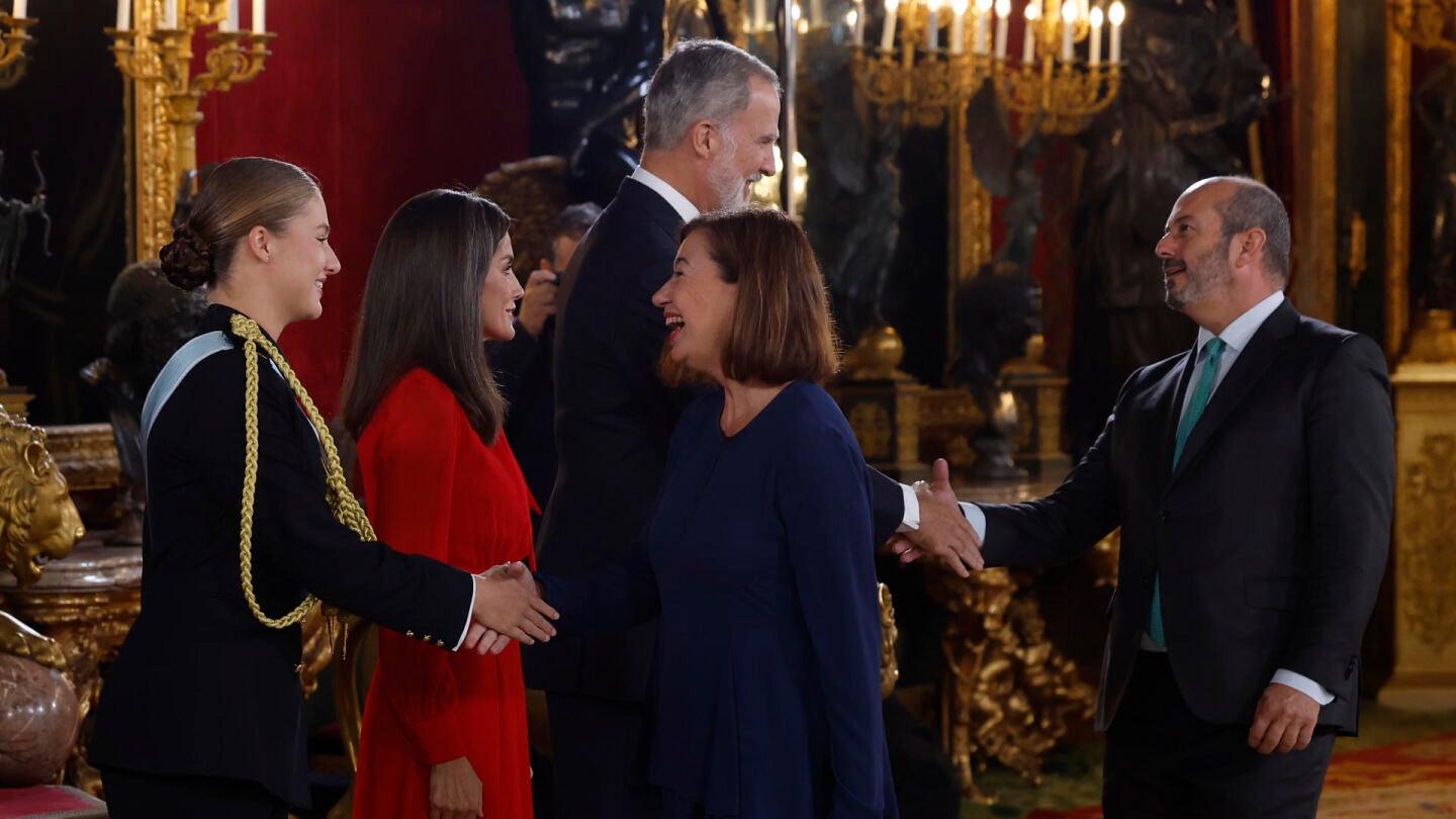 Los reyes Felipe y Letizia, acompañados por la princesa de Asturias, Leonor de Borbón, reciben a los presidentes del Congreso, Francina Armengol (d) y del Senado, Pedro Rollán (d), a su llegada a la recepción con motivo del día de la Fiesta Nacional de España
