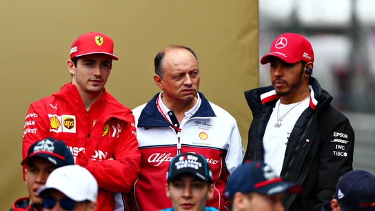 Charles Leclerc, Frédéric Vasseur y Lewis Hamilton Charles Leclerc, Frédéric Vasseur y Lewis Hamilton